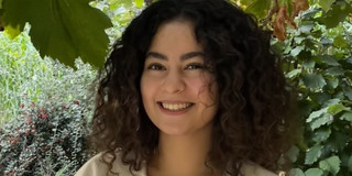 Das Bild zeigt eine Frontaufnahme von Azra Ince