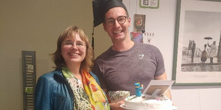 Betreuerin und Promovend feiern mit Kuchen